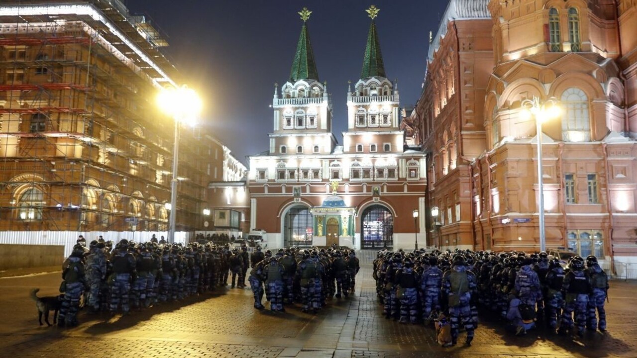 Poslanci žiadajú zásadne obmedziť počet ruských diplomatov v Česku