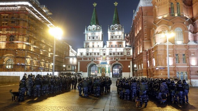 Poslanci žiadajú zásadne obmedziť počet ruských diplomatov v Česku