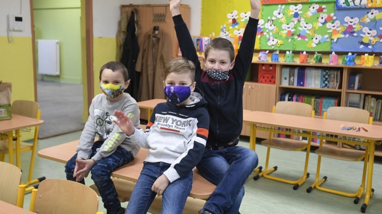 Petržalka žiakov testuje kloktaním, týždenne ušetrí tisícky eur