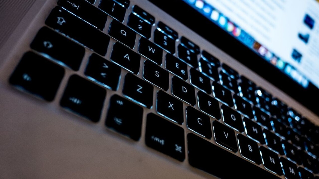 Nachytajú vás na kuriéra. Počet internetových podvodov rastie