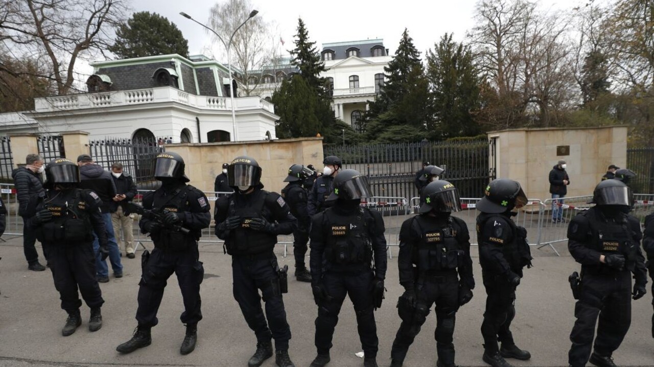Okolie ruskej ambasády obsadili ťažkoodenci. Polícia mlčí, prečo