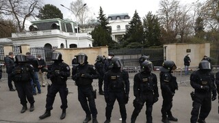 Okolie ruskej ambasády obsadili ťažkoodenci. Polícia mlčí, prečo