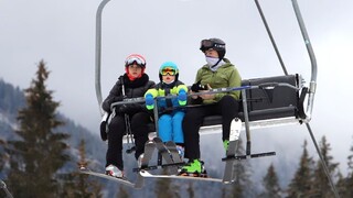 Plné parkoviská a tri metre snehu. V Tatrách sa opäť začína lyžiarska sezóna
