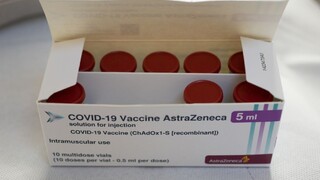 V Británii pribudli prípady zrazenín po očkovaní AstraZenecou