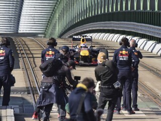 Do Bratislavy sa vrátila Formula 1, prehnala sa pod hradom