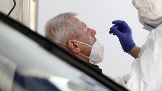 Hospitalizovaných mierne pribudlo, zvýšil sa aj počet úmrtí