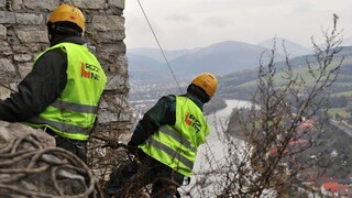 Horolezci v Trenčíne čistia hradné bralo. Musia vysekať náletové dreviny