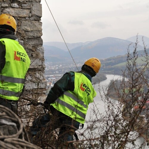 Horolezci v Trenčíne čistia hradné bralo. Musia vysekať náletové dreviny