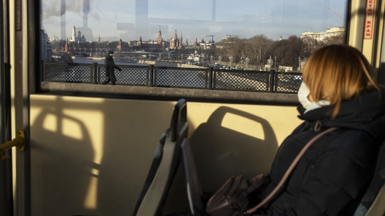 Rusi stále nedôverujú Sputniku, Moskva za dávku ponúka poukaz