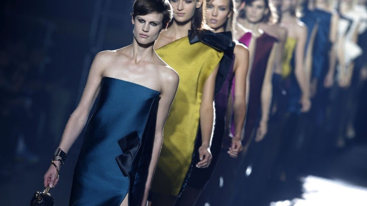 Rana pre módny priemysel. Známy návrhár podľahol juhoafrickej mutácii