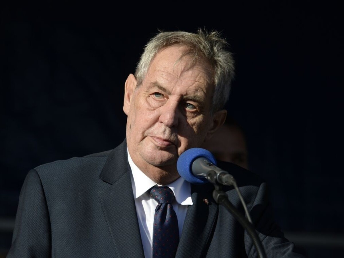 Obvinia Zemana z vlastizrady za Vrbětice? Senátori to zvažujú