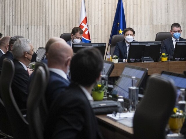 Núdzový stav predĺžili, zmenil sa aj čas pri zákaze vychádzania