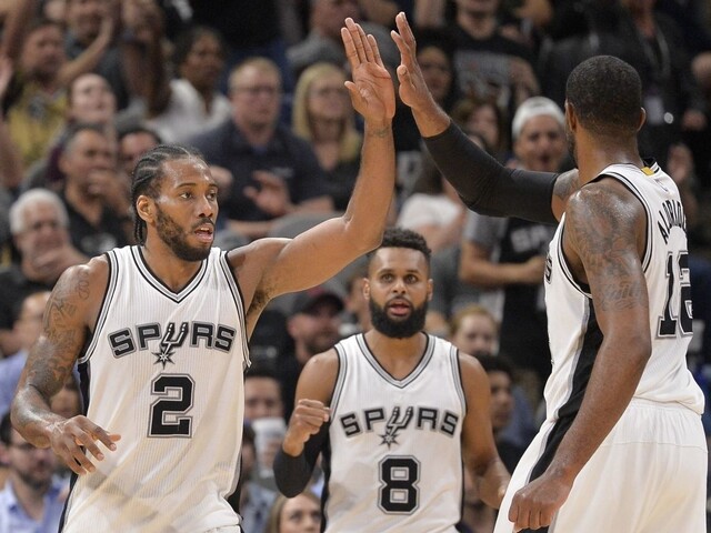NBA: Po predĺžení tesné víťazstvo. Spurs porazili domácich