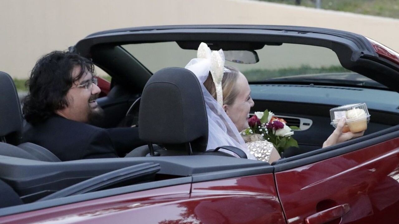 Meníme sobášne správanie. Do svadobných šiat sa obliekame neskôr