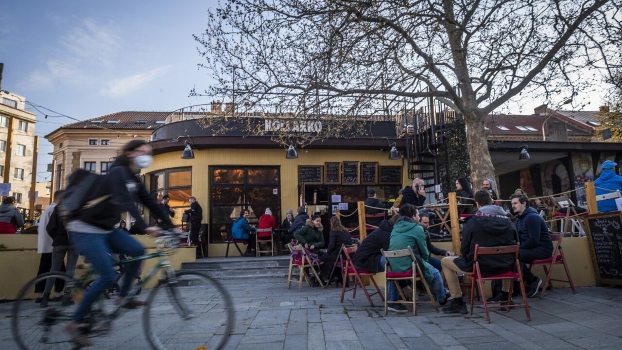 Otvoriť terasy nebol všade dobrý nápad. Okresy sú na tom rôzne, upozorňuje Bošňák