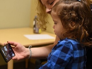 Mobilná aplikácia sleduje pohľad a zisťuje autizmus u batoliat