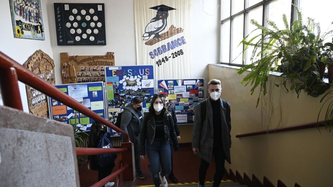 Žiaci do škôl už nepotrebujú test. Ako je to s učiteľmi?