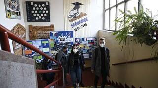 Žiaci do škôl už nepotrebujú test. Ako je to s učiteľmi?