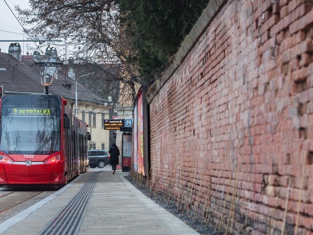 MHD v Bratislave má za sebou krušné ráno, v Petržalke sa vykoľajila električka