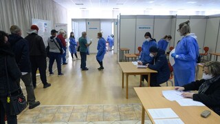 Obetí je pod 50, pozitívnych PCR testov je pod 500. Očkujeme pomalšie