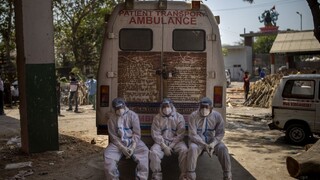 V Indii postupuje nákaza rekordným tempom, vakcíny chýbajú