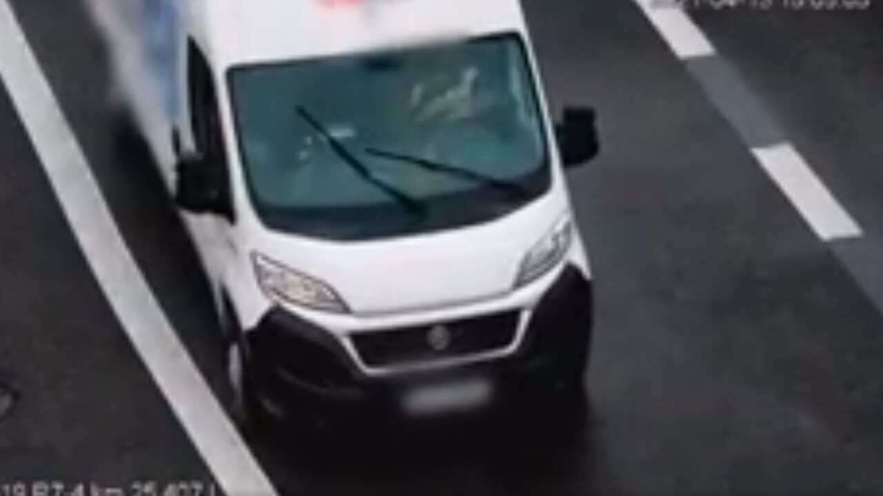 Neuveríte, čomu sa venoval muž za volantom. Šokovaní boli aj policajti