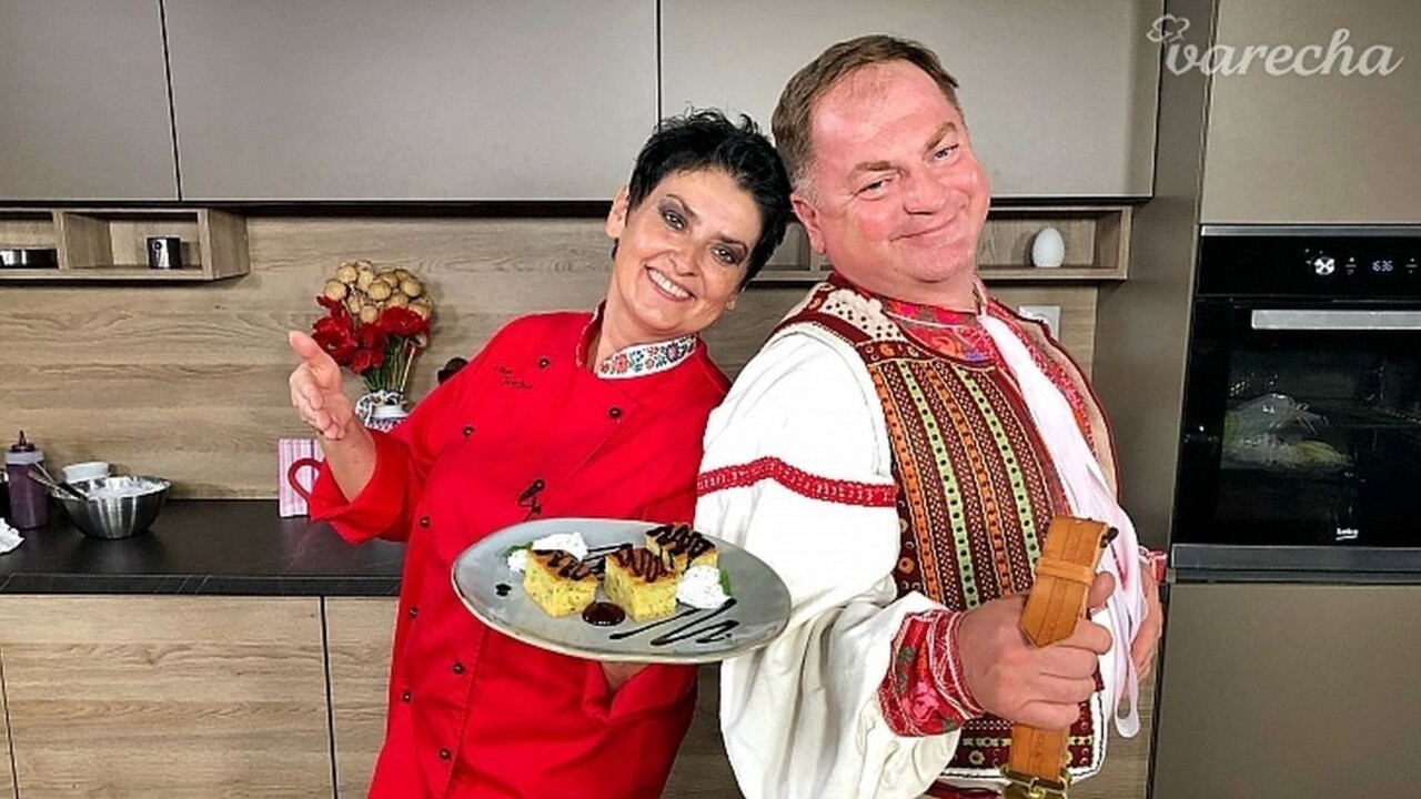 VIDEORECEPT Cuketový koláč s ovocnou a čokoládovou polevou