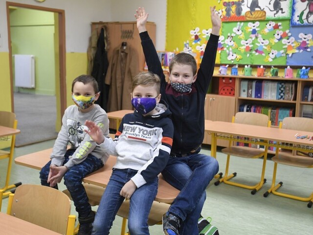 Do školy pustili iba časť detí, obávajú sa opätovného šírenia koronavírusu
