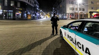 Bratislava ožíva, pandémia však neskončila. Polícia chce posilniť hliadky