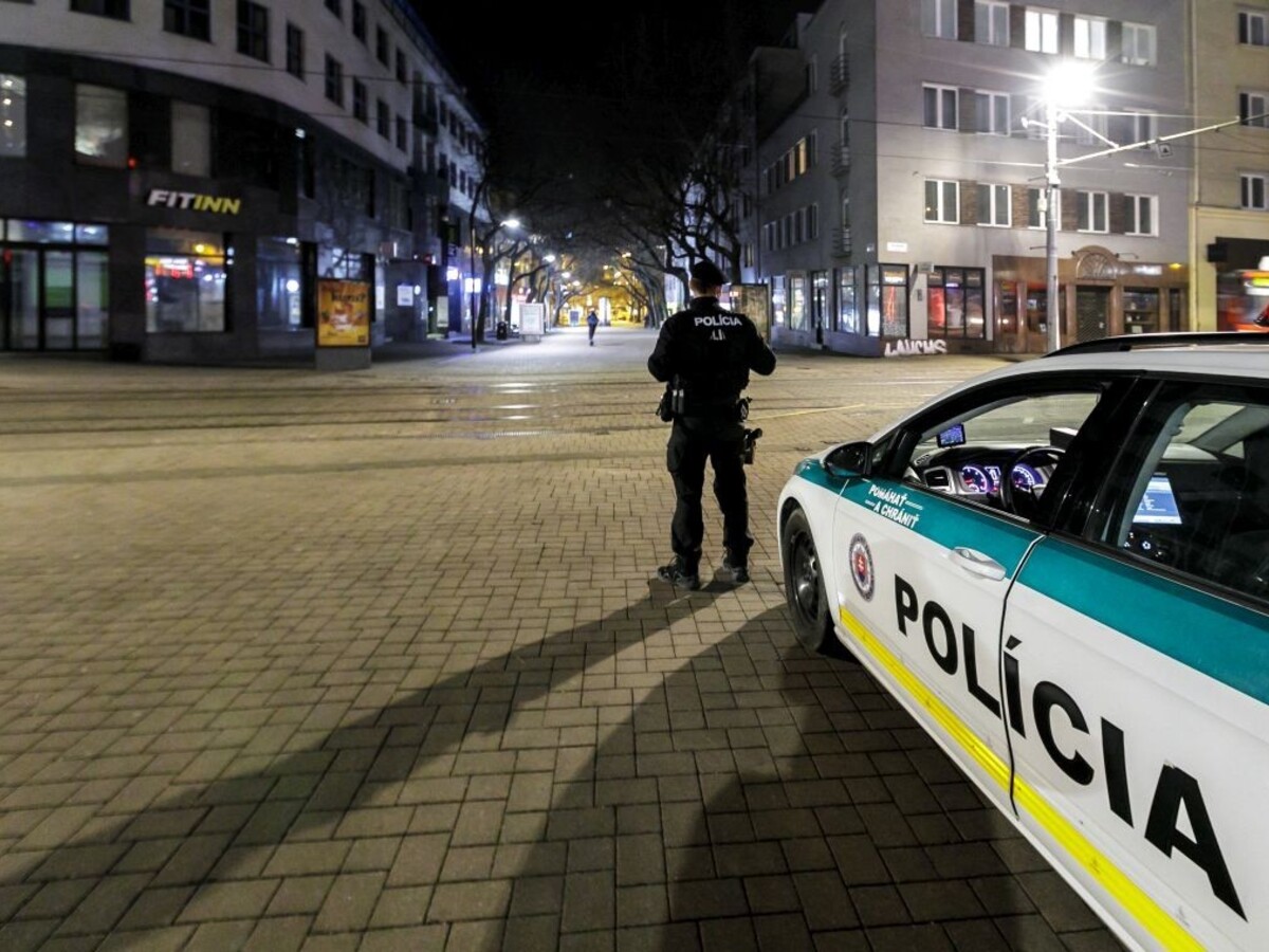 Bratislava ožíva, pandémia však neskončila. Polícia chce posilniť hliadky