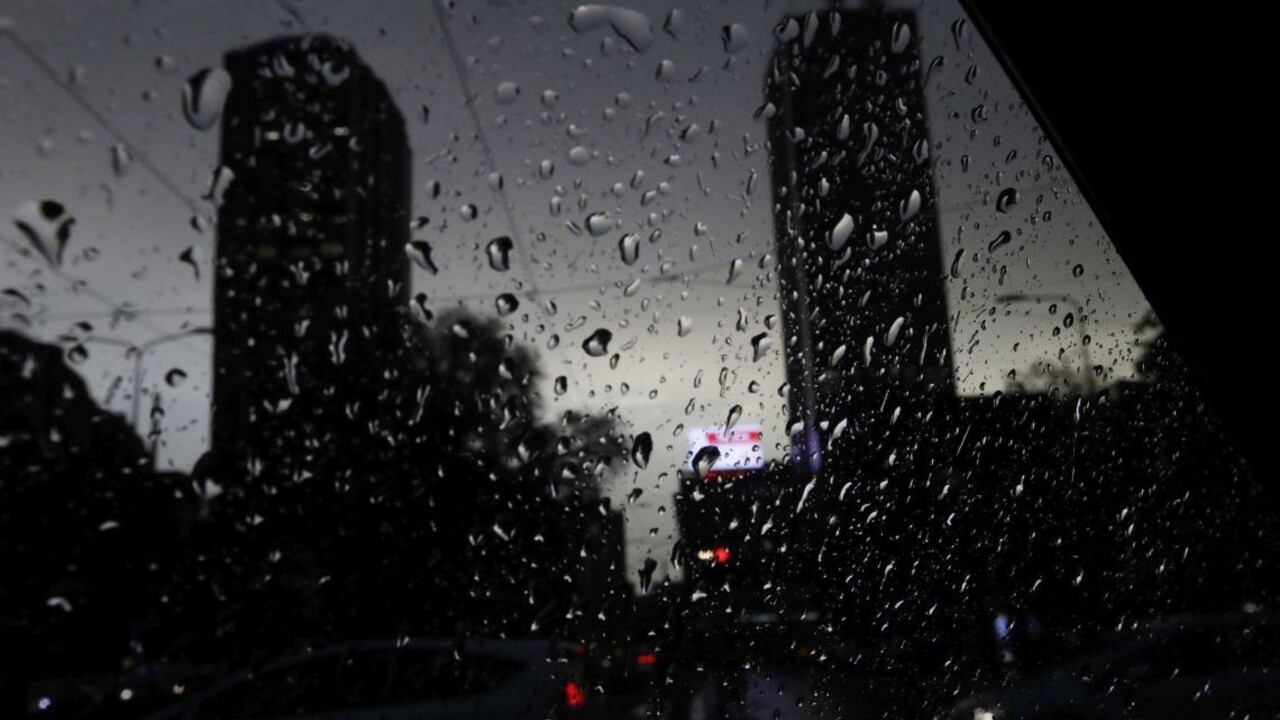 Varujú pred silnými búrkami. Môže ich sprevádzať vietor i krúpy