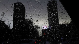 Varujú pred silnými búrkami. Môže ich sprevádzať vietor i krúpy