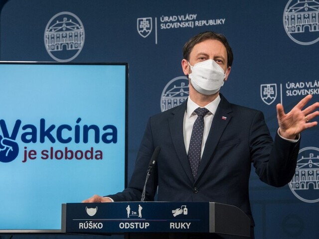 Pfizerom mali byť očkovaní tínedžeri. Bola to chyba, priznal premiér