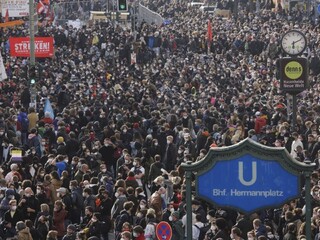 V Nemecku protestovala ľavica i pravica, pochody sprevádzali potýčky