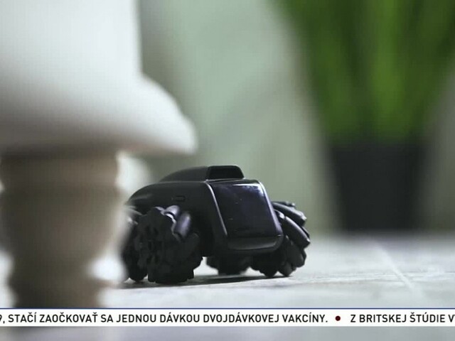 Miniatúrny robot na kolesách môže v noci hliadkovať po domácnosti