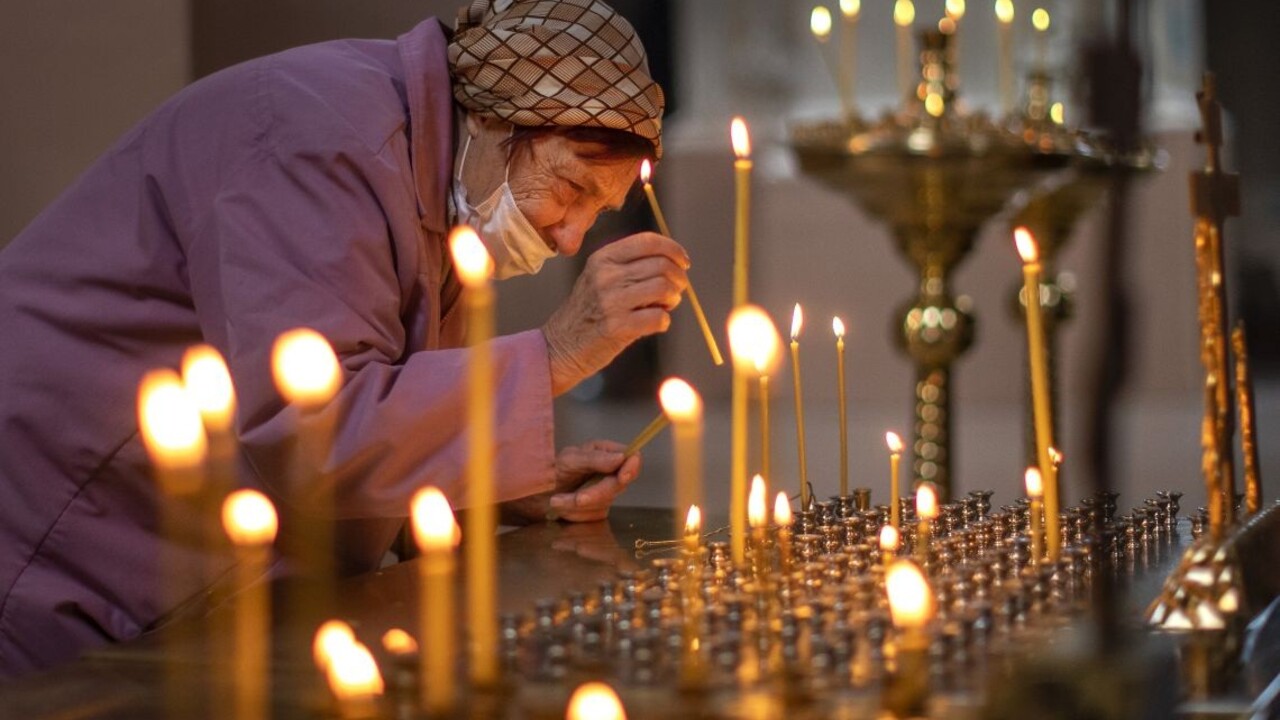 pravoslávni veriaci sviečky posvätenie cirkev náboženstvo viera (1140pxl) TASR/AP