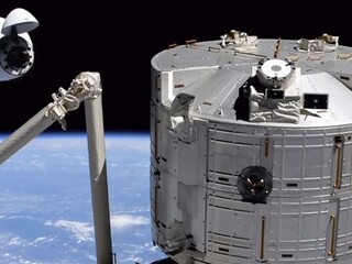 Vesmírna kapsula Crew Dragon so štyrmi astronautmi pristála na Zemi