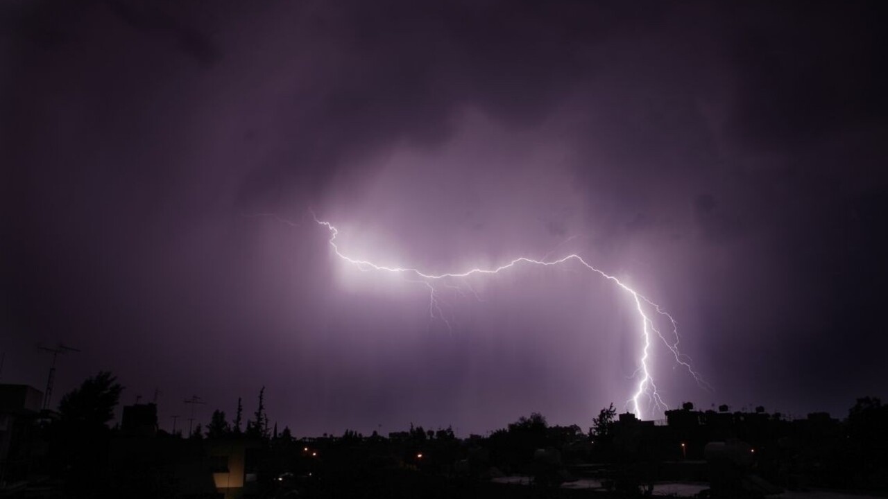 V nedeľu si dávajte pozor, očakávaný je silný vietor aj búrky