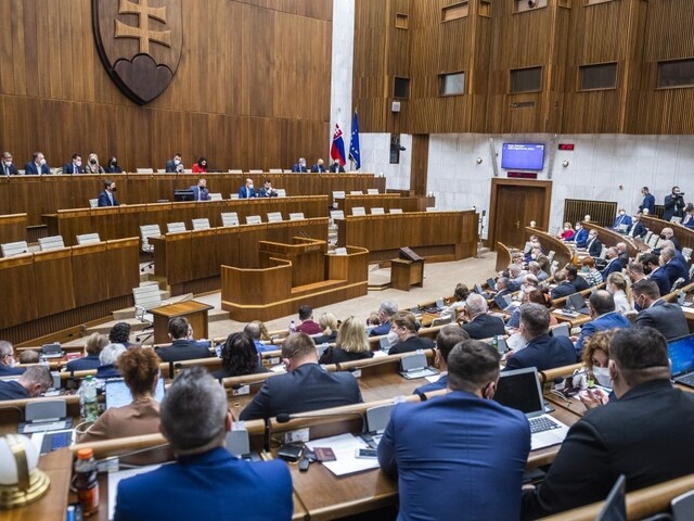 Parlament pokračuje v diskusii o programovom vyhlásení vlády