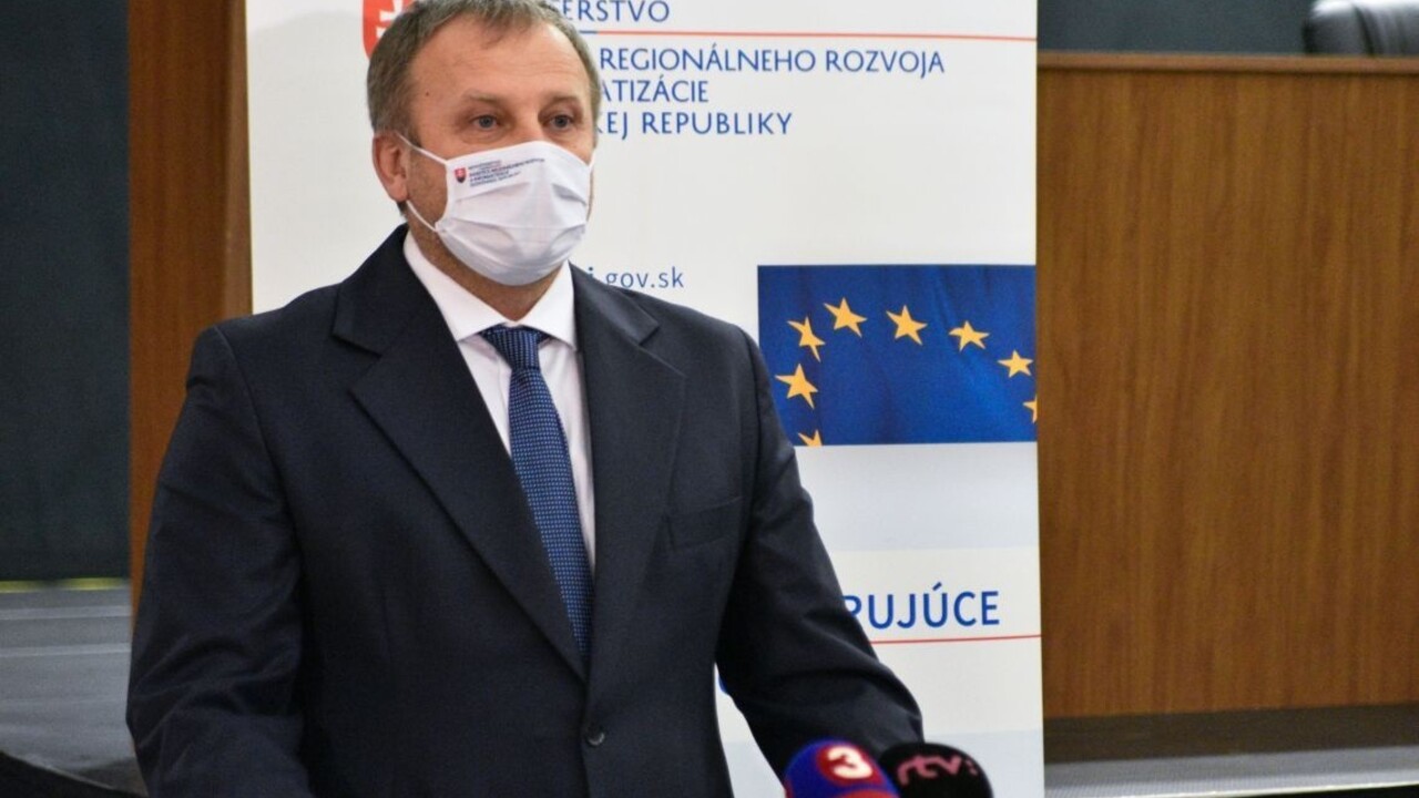 Bývalý štátny tajomník kritizuje vládu: Pre jednu komunitu urobili málo