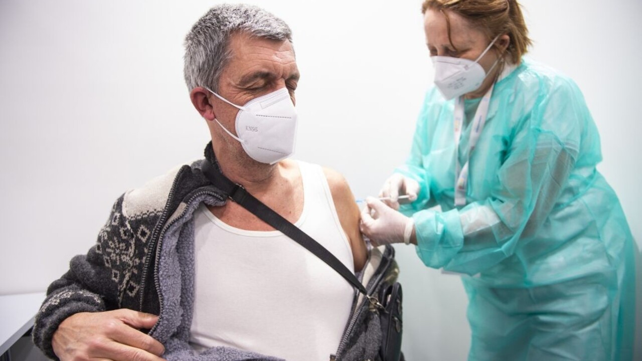 Niektorí sa nakazili aj po očkovaní. Mikasov úrad vysvetlil dôvody