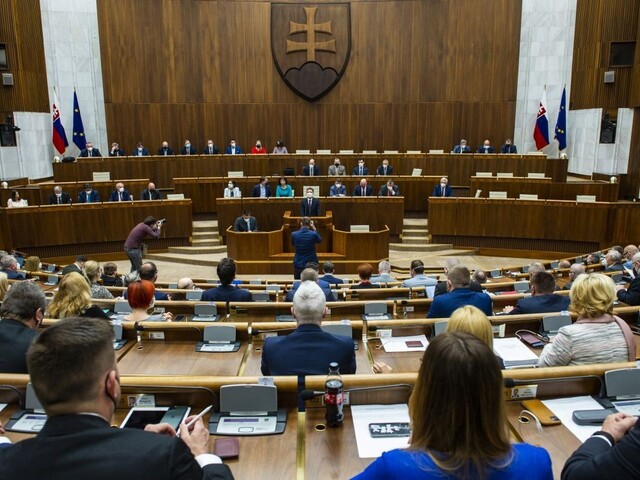 Koalícia dostala druhú šancu, ocenil Kollár. Heger ďakoval poslancom