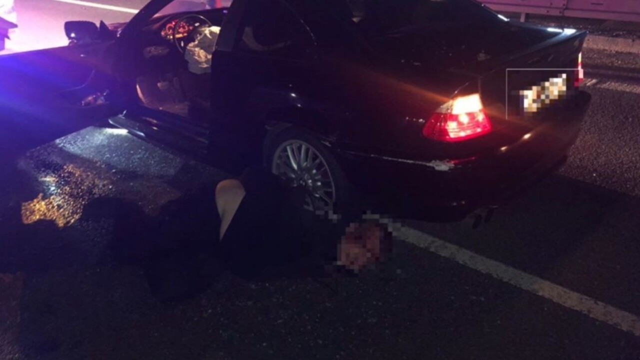 Naháňačka ako z filmu. Vodič nezastavil ani na výstrel, vrazil do policajného auta