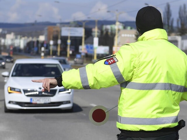 Čo musíte a čo nie, keď vaše auto zastaví polícia? Kedy vám môže zobrať papiere?