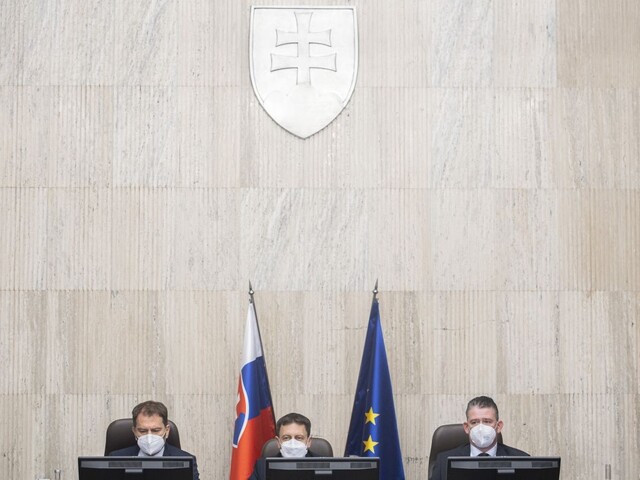 Vláda sa na rokovaní zaoberá zálohovaním fliaš aj sídlom pre Európsky orgán práce