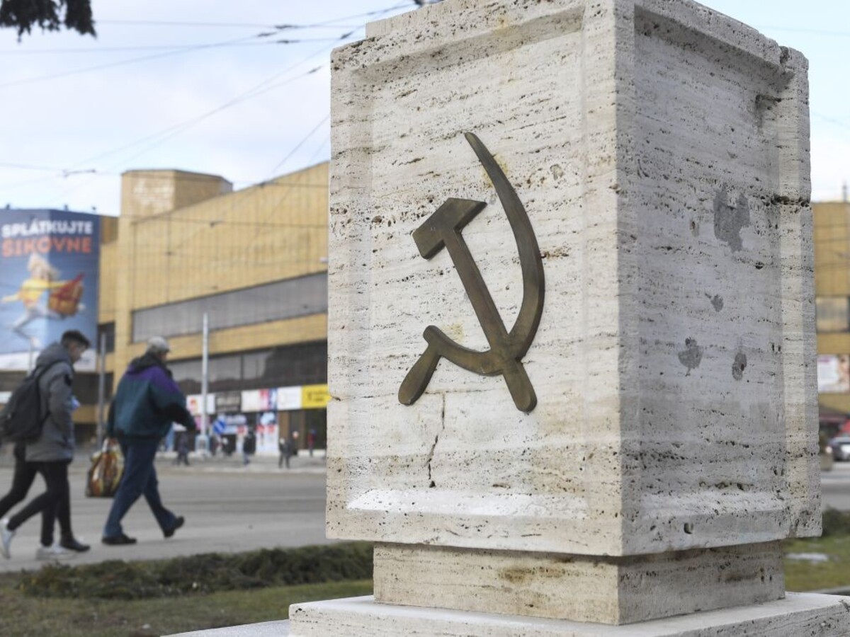 Dôchodky bývalých komunistov sú privysoké, chcú ich znížiť