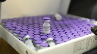 Únia uvažuje o uvoľnení patentov na vakcíny, USA a Britániu kritizuje
