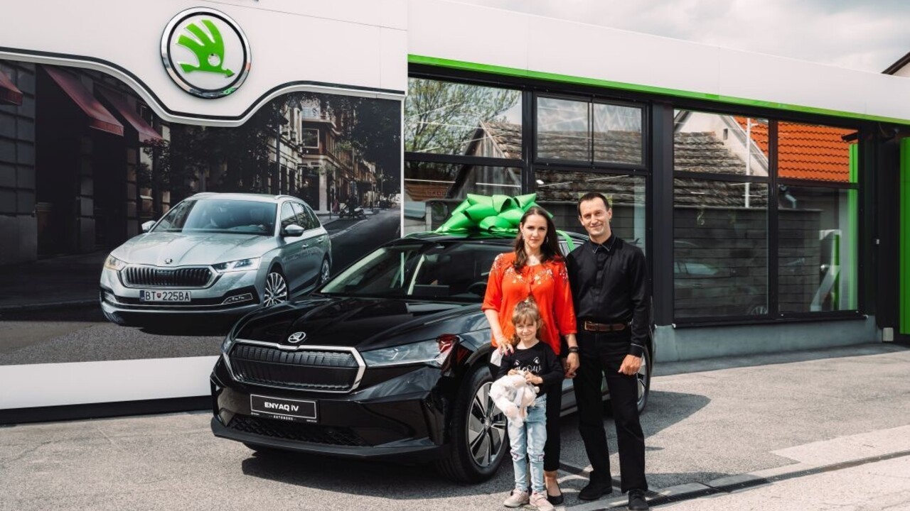 Míľnik v elektromobilite na Slovensku: ŠKODA AUTO Slovensko odovzdala prvé zákaznícke vozidlo ENYAQ iV