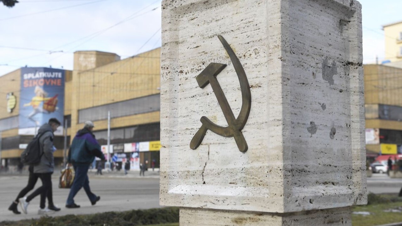 komunizmus ilu kosák kladivo pamätník 1140px (TASR/František Iván)