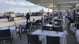 Francúzsko chystá otváranie reštaurácií. Chýba im však personál